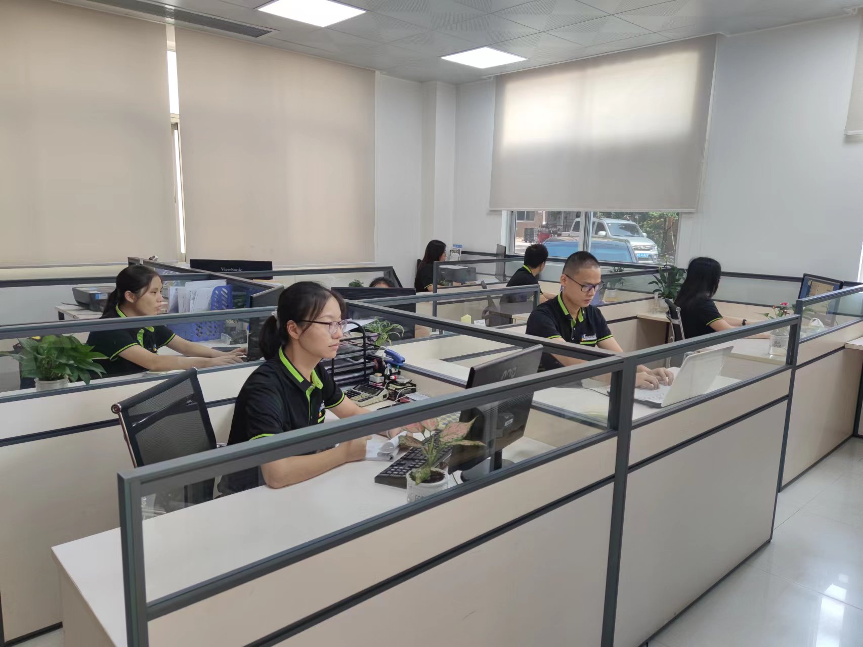 Hengen sales team working in the company office