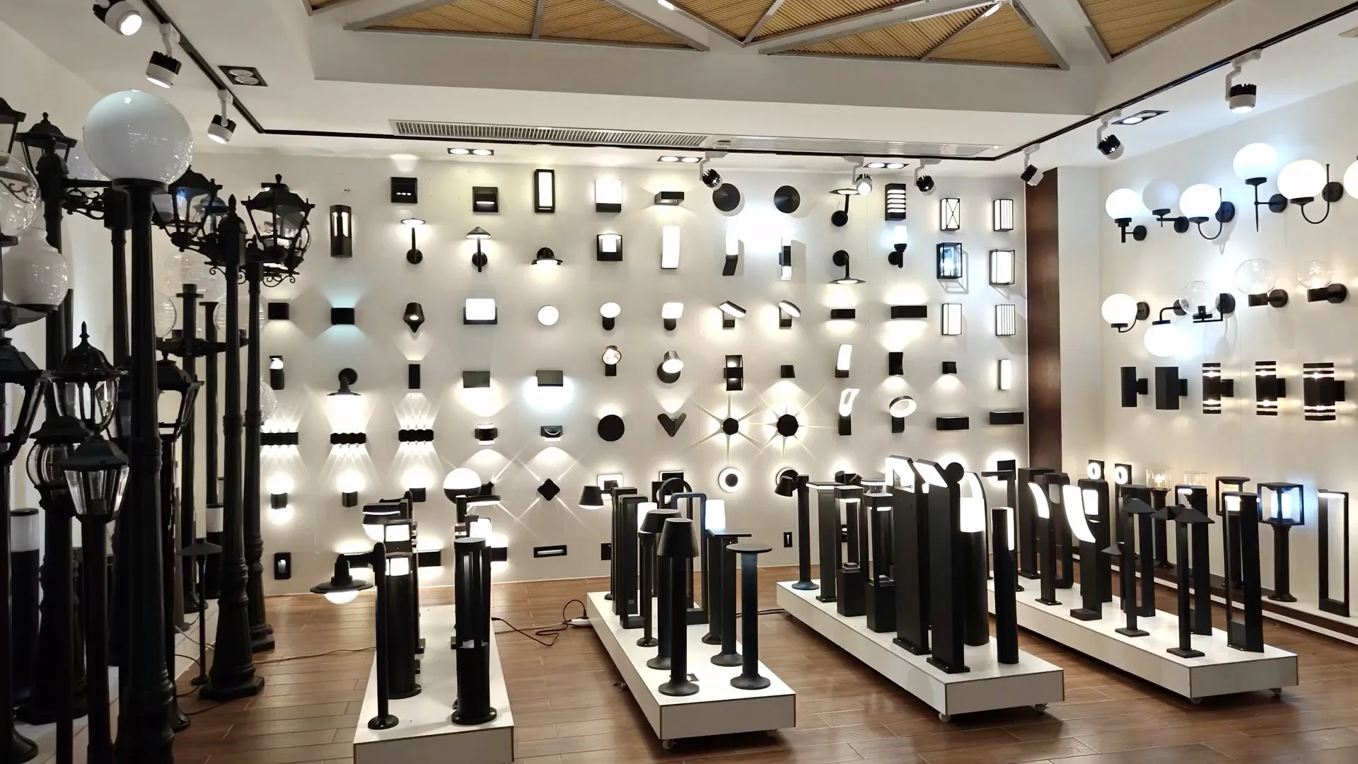 Vidadecor showroom with illuminated outdoor wall lights and bollard lights