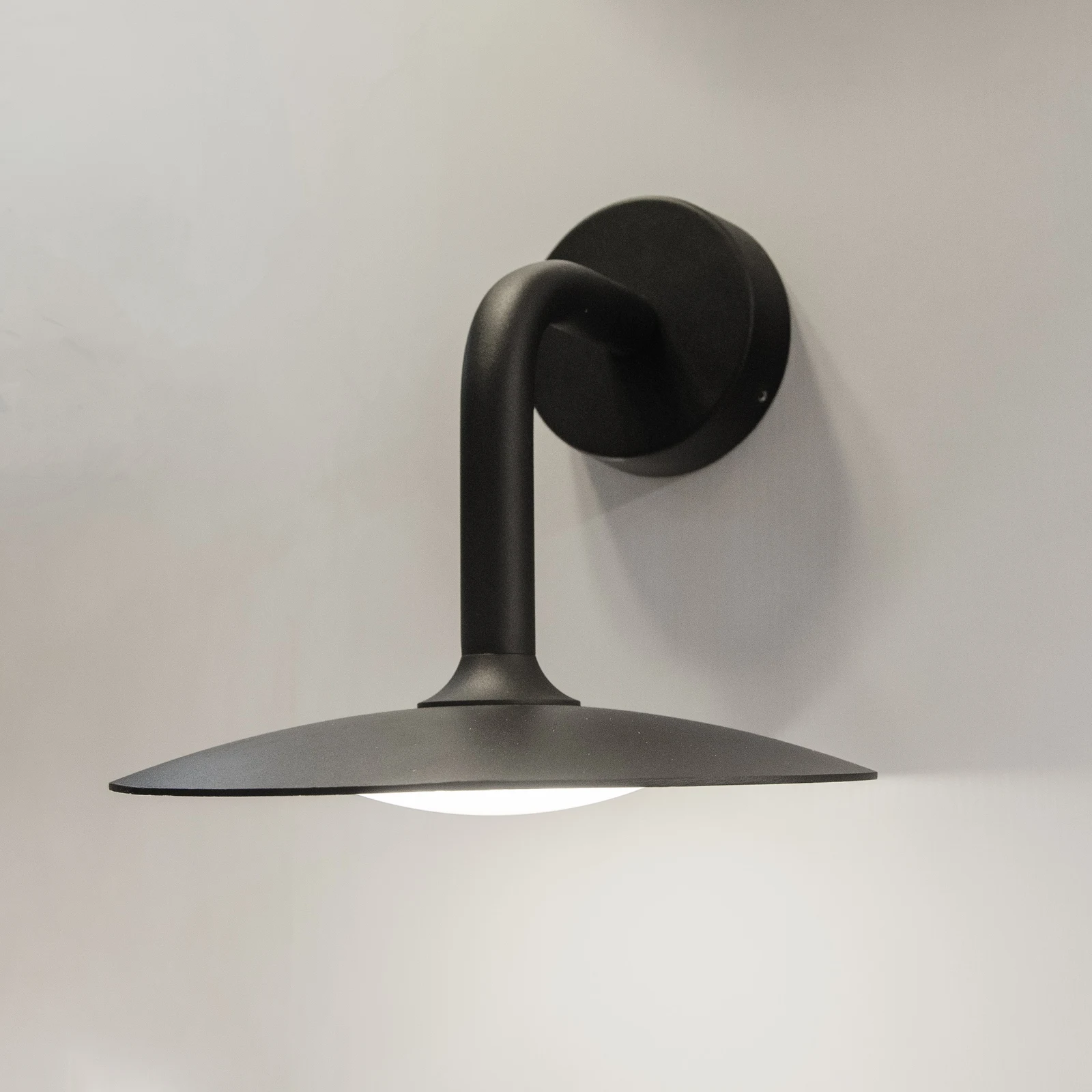 GD-AWX063-5 — Curved-arm disc-shade wall light