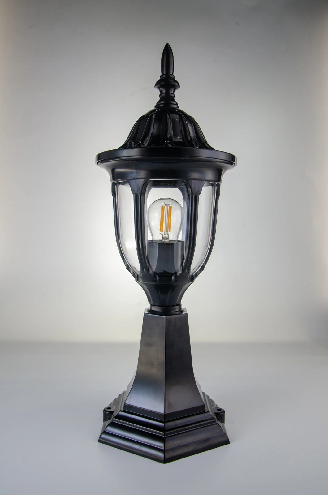 GD-BL10-E27-40 · cuerpo negro · vista encendida