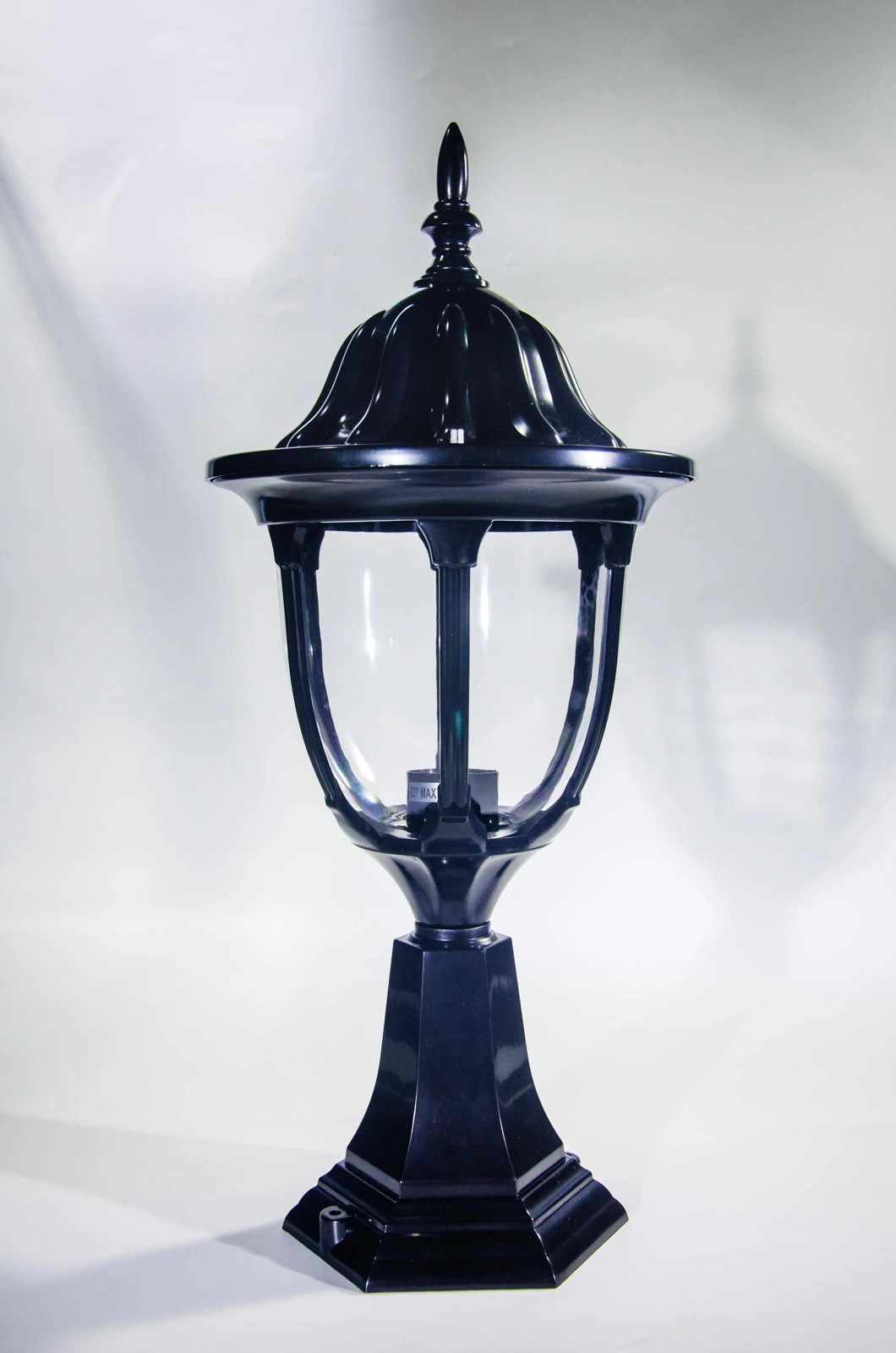 GD-BL10B-E27-40 · cuerpo negro · vista encendida