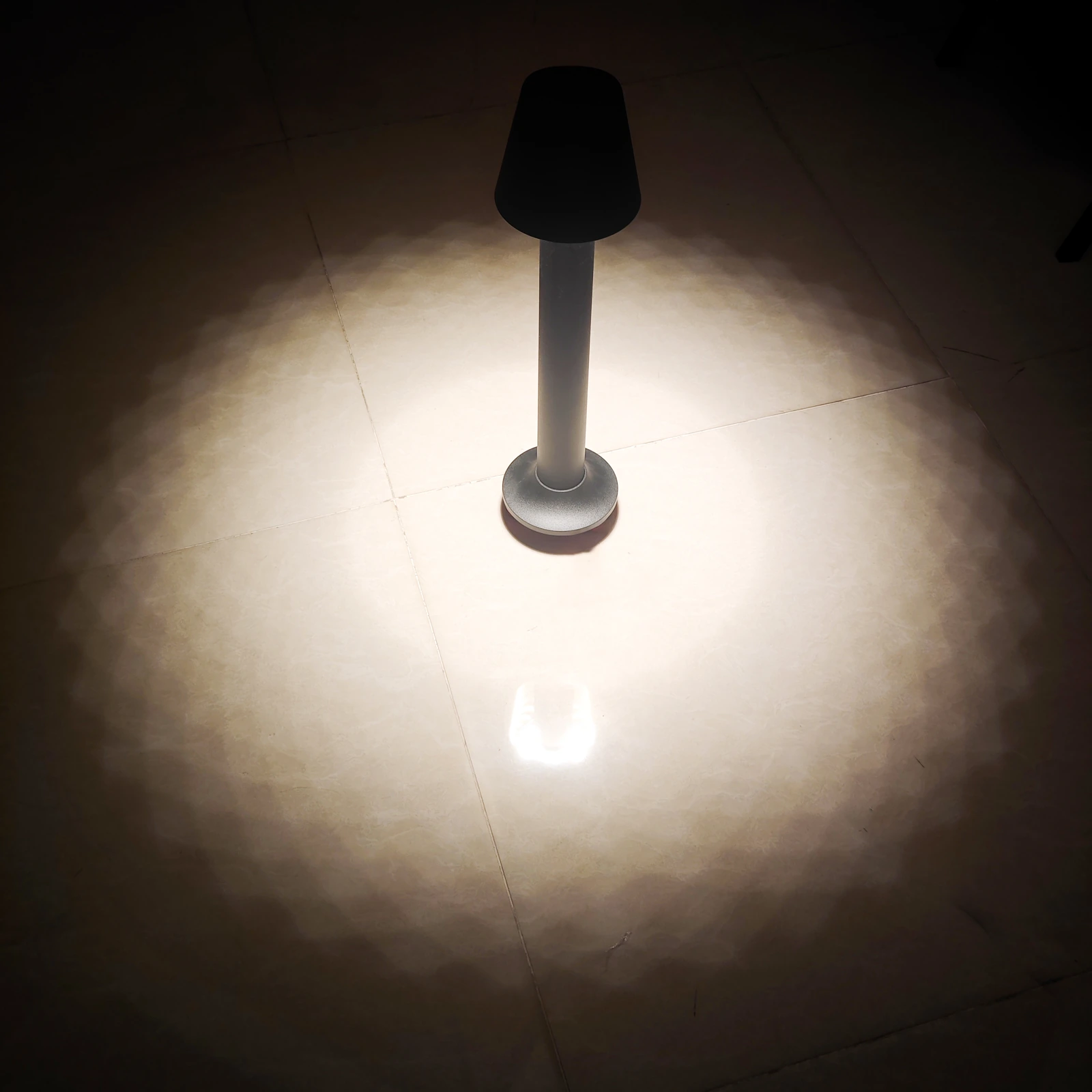 GD-BL16-600 · black housing · light-on view