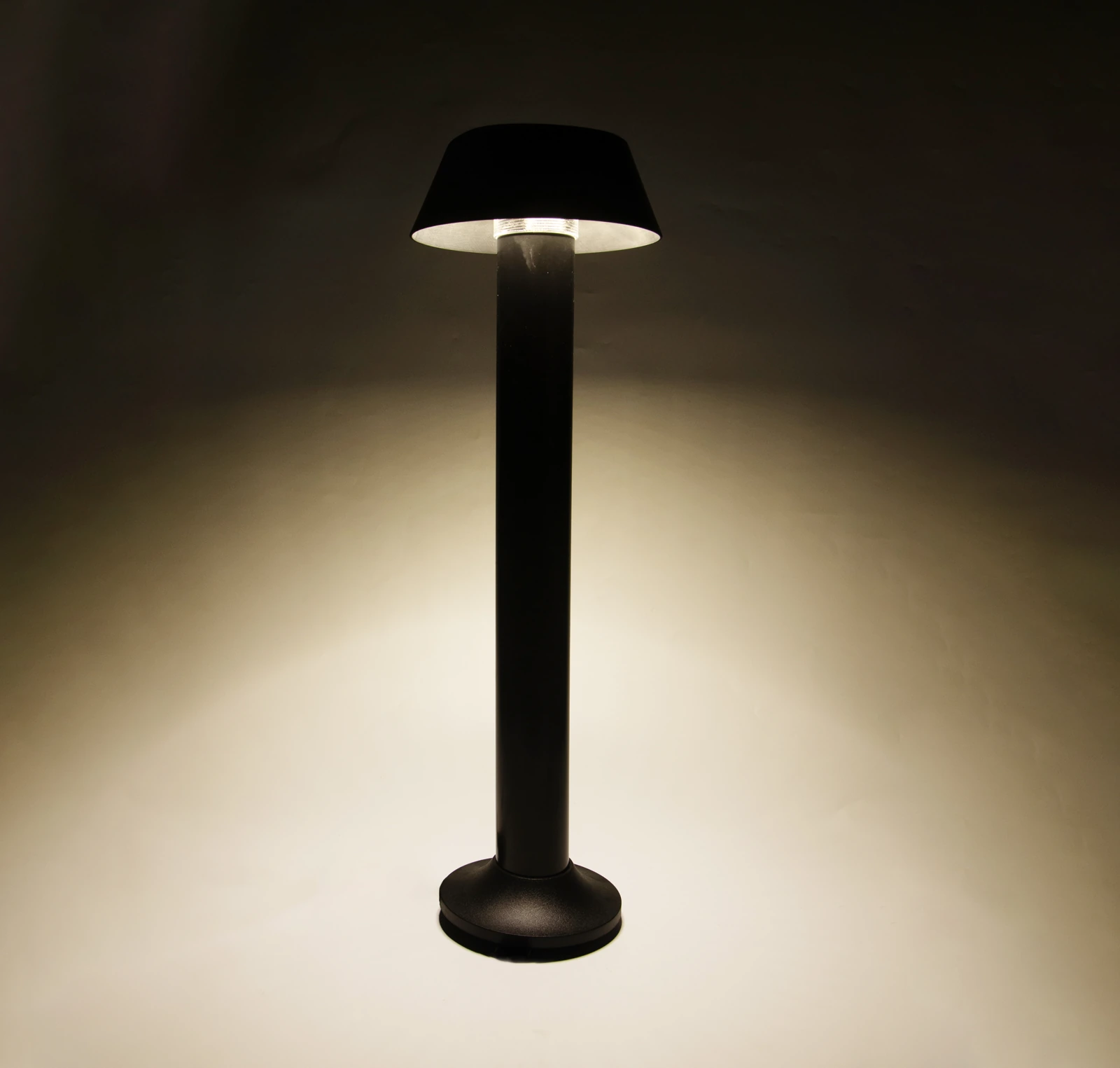 GD-BL18-600 · black housing · light-on view