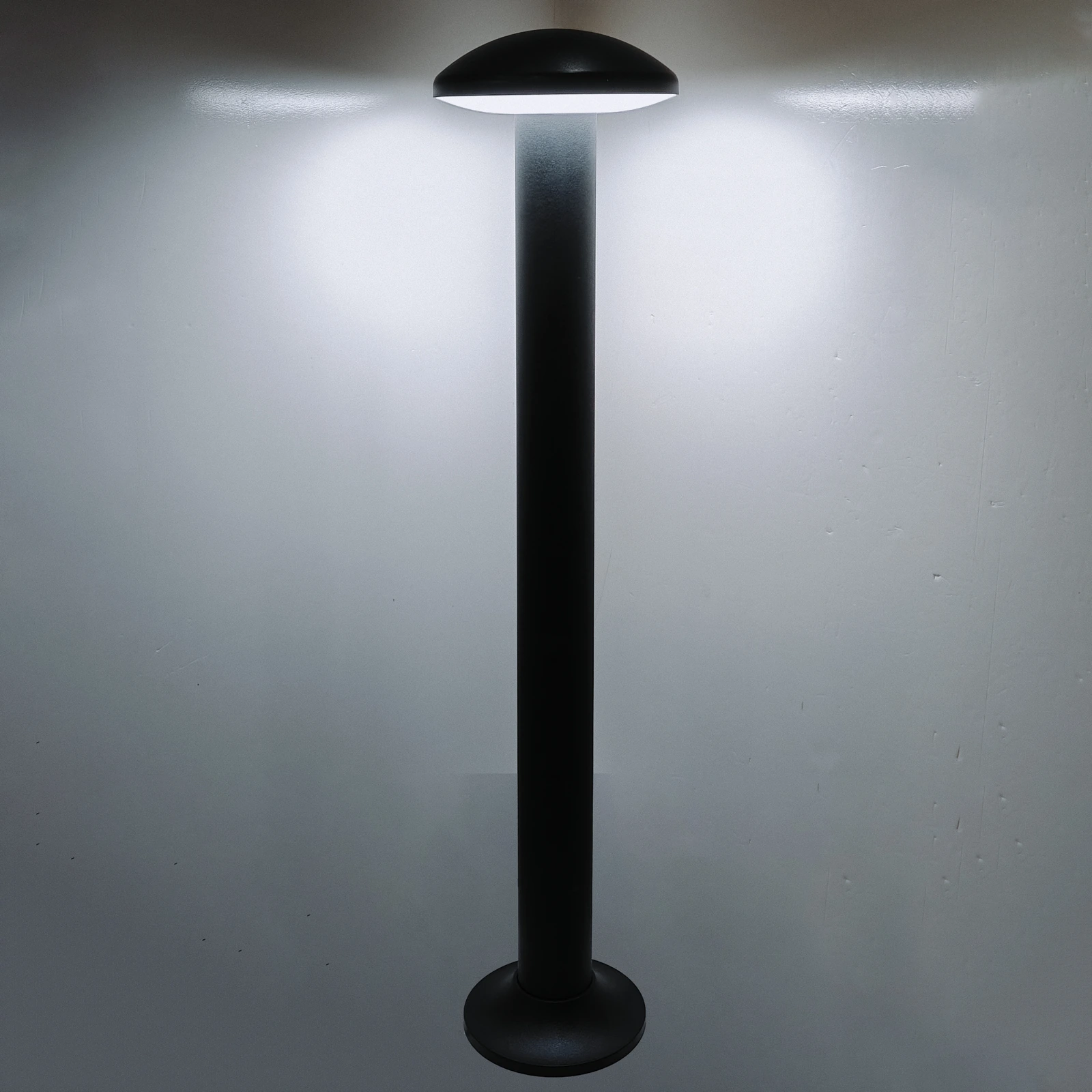 GD-BL19-600 · black housing · light-on view