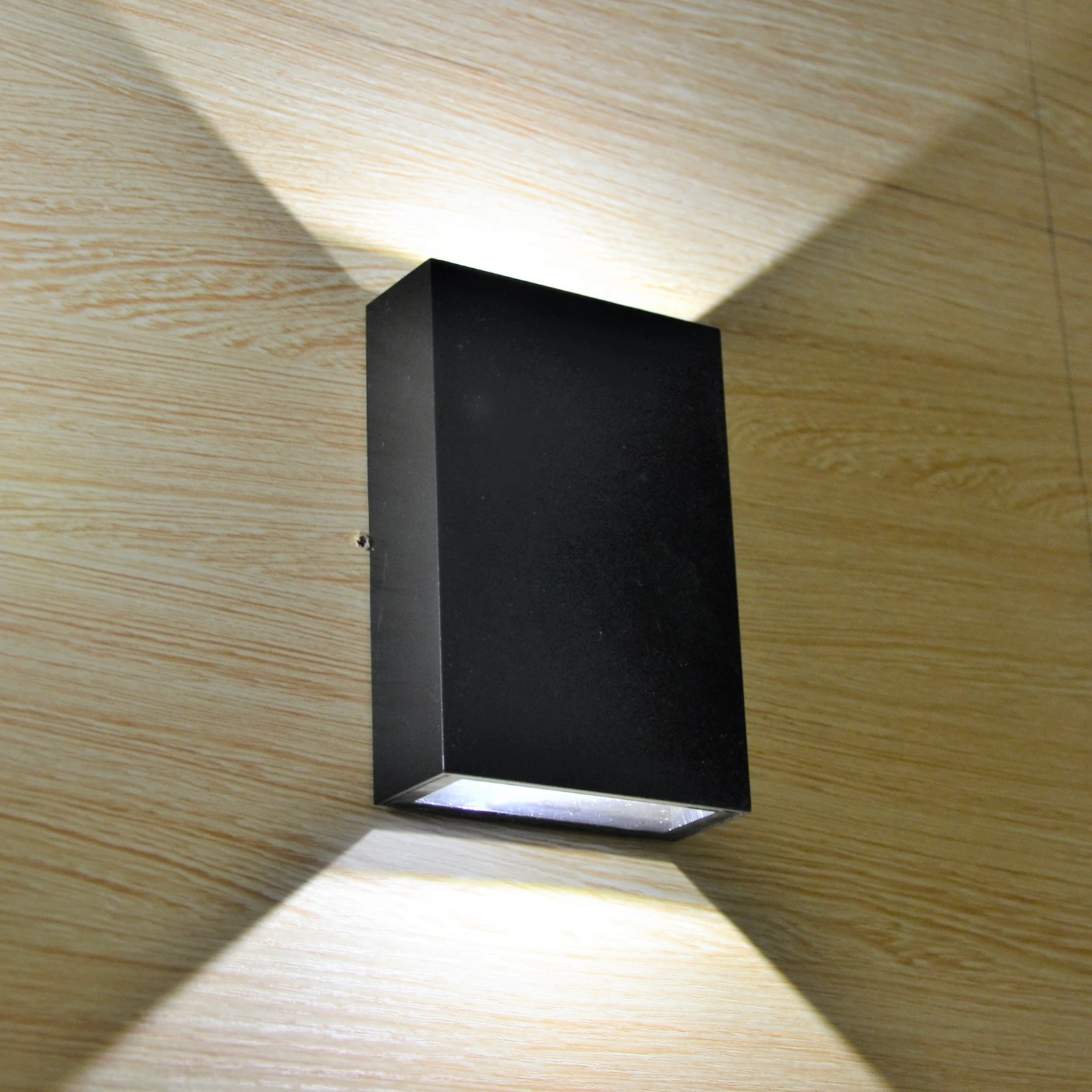 GD-BOX08 · cuerpo negro · vista con luz encendida