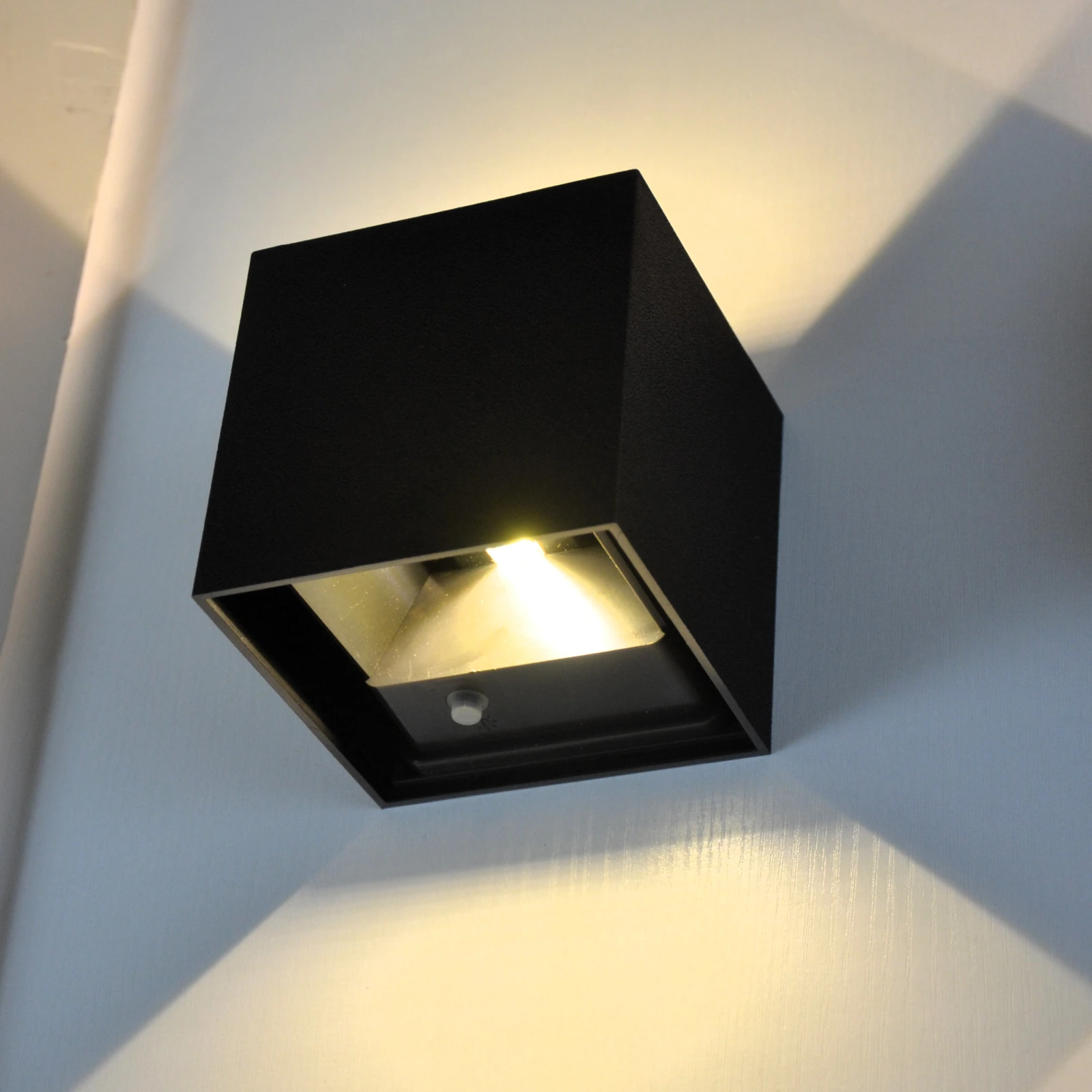 GD-BOX10 · cuerpo negro · vista con luz encendida