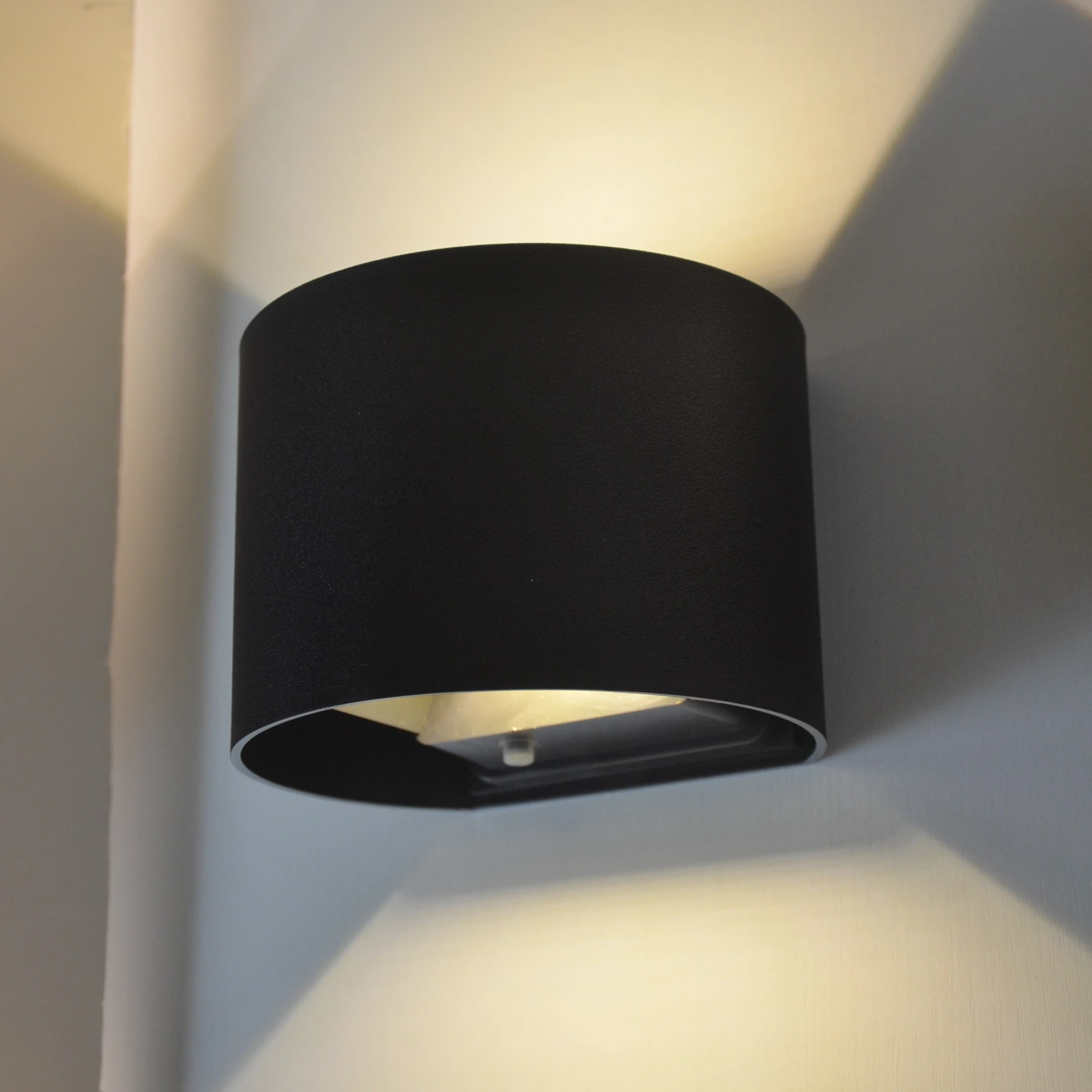 GD-BOX10-R · cuerpo negro · vista encendida