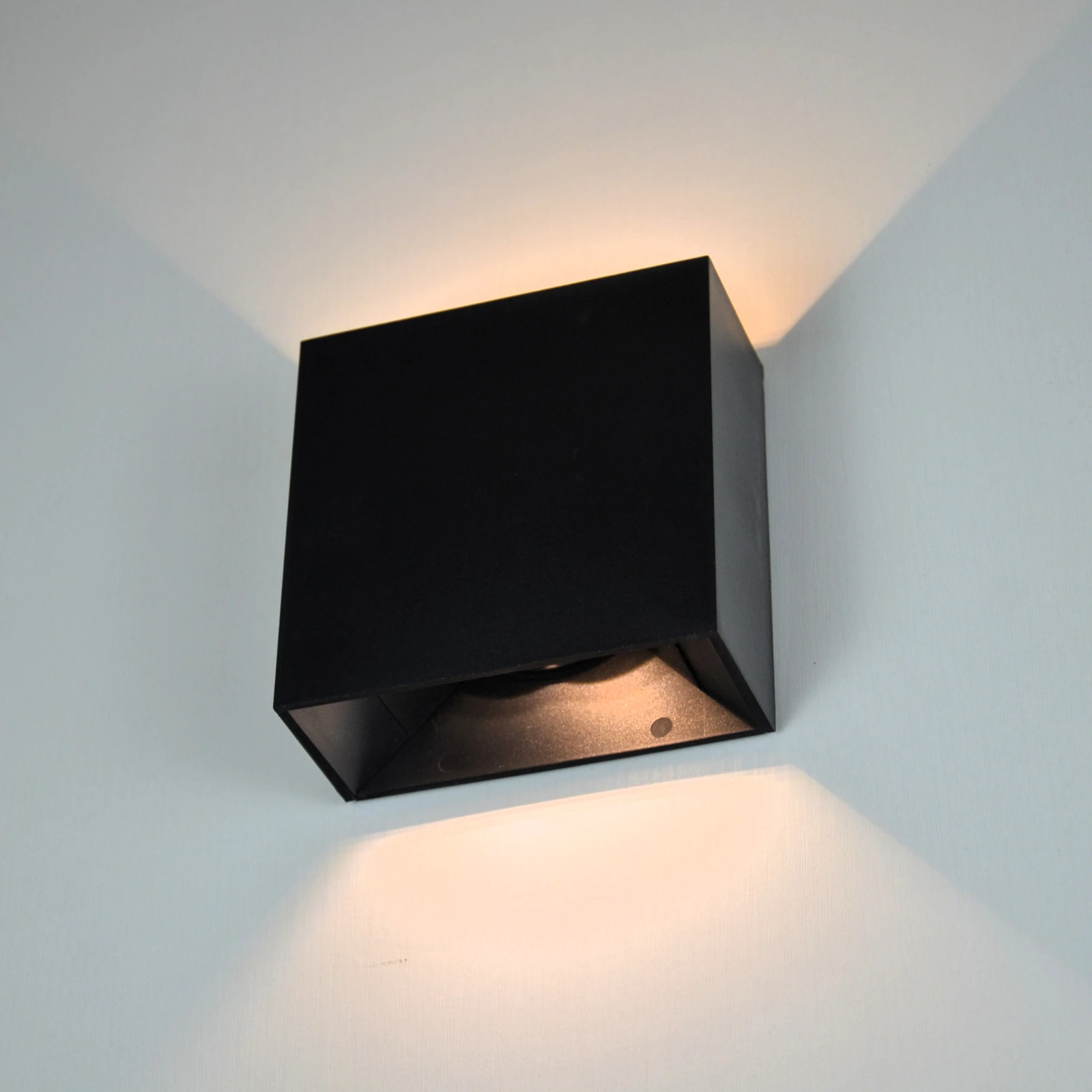 GD-BOX12-2 · cuerpo negro · vista encendida