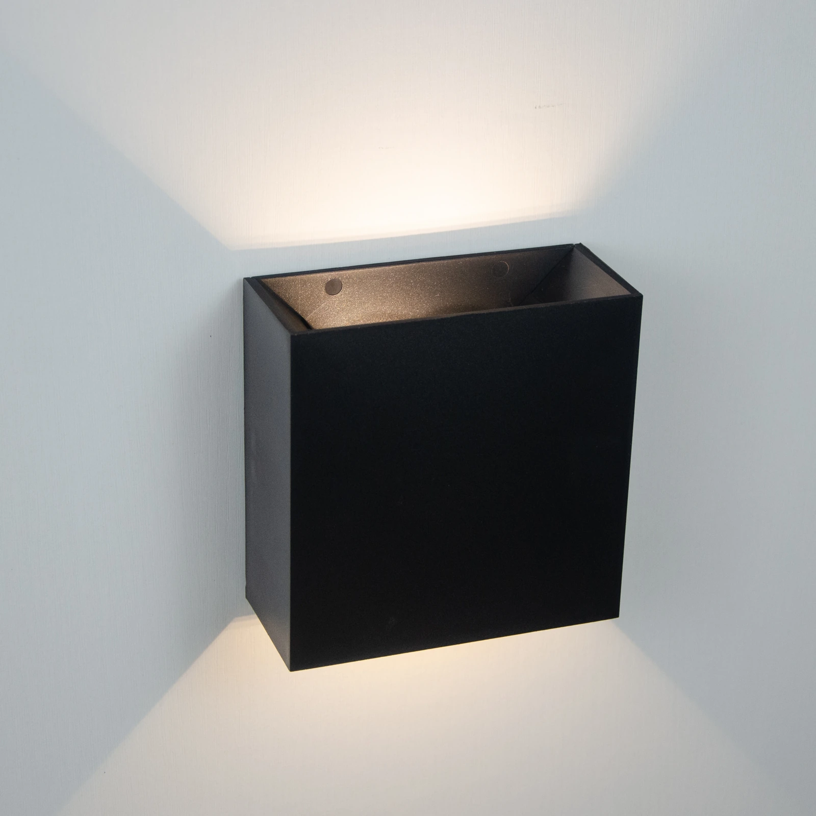 GD-BOX12-2 · cuerpo negro · vista encendida