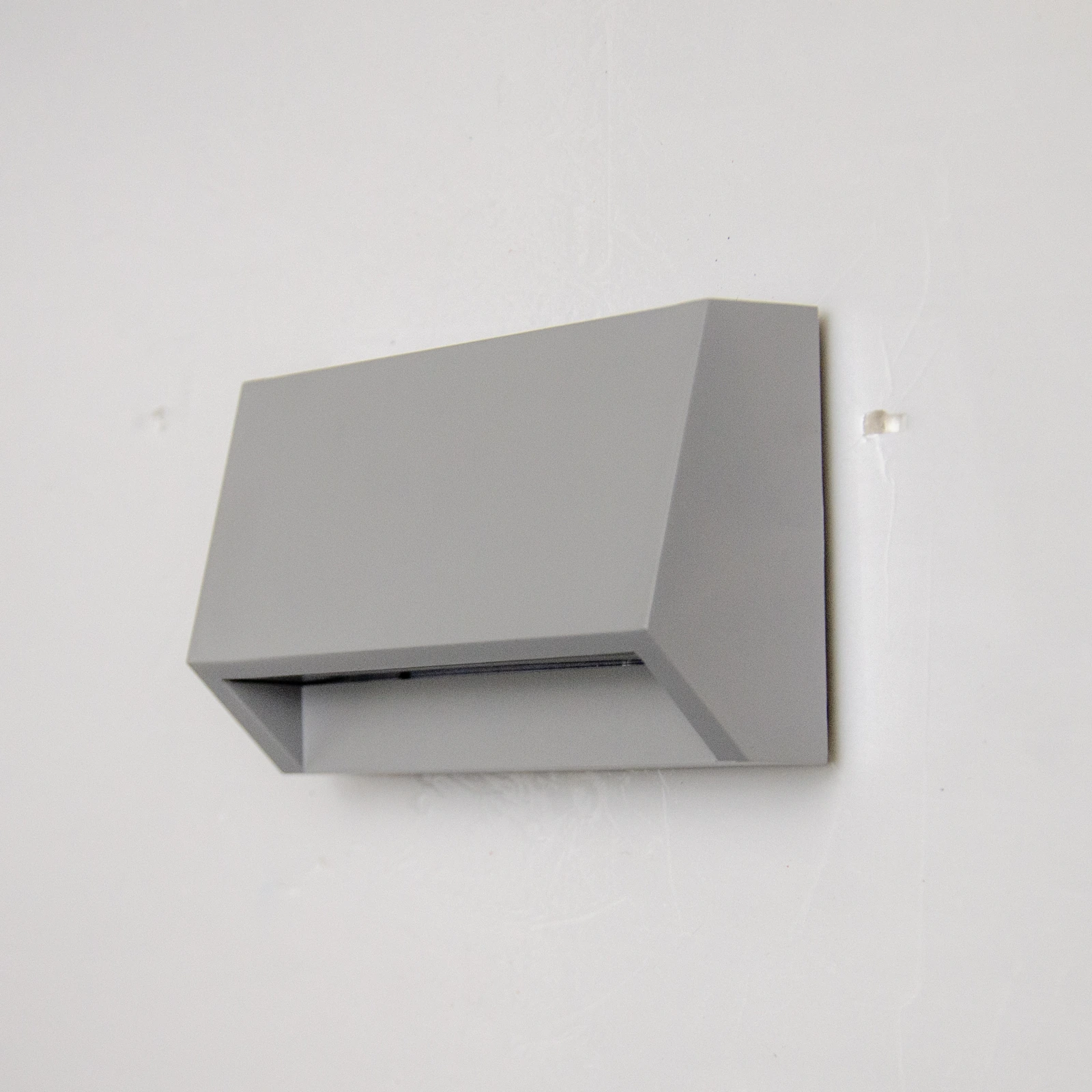 GD-PBL17 Luz de escalón rectangular con frontal inclinado · Gris claro