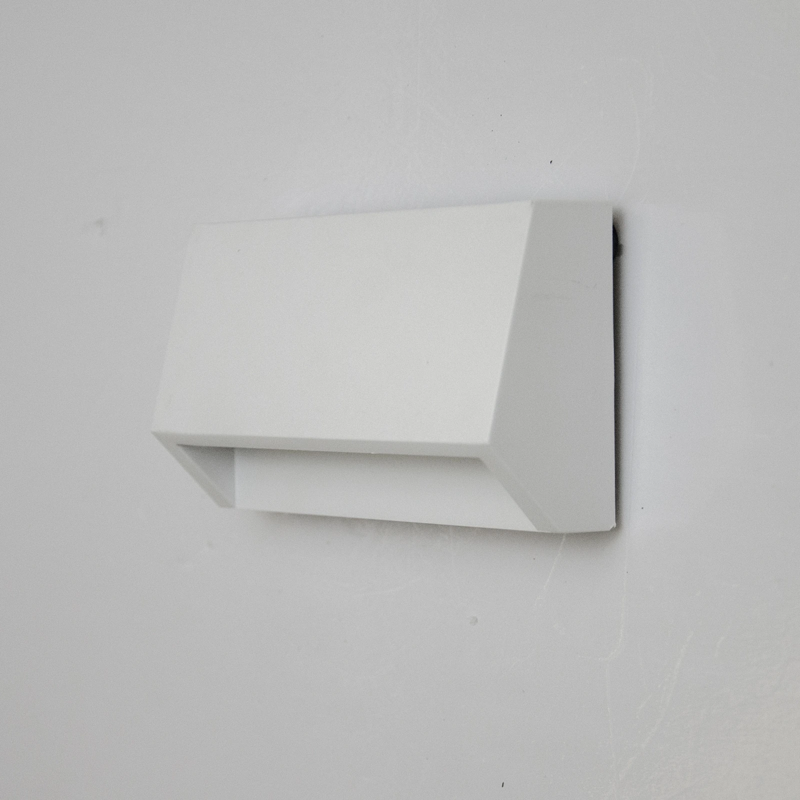 GD-PBL17 Luz de escalón rectangular con frontal inclinado · Blanco