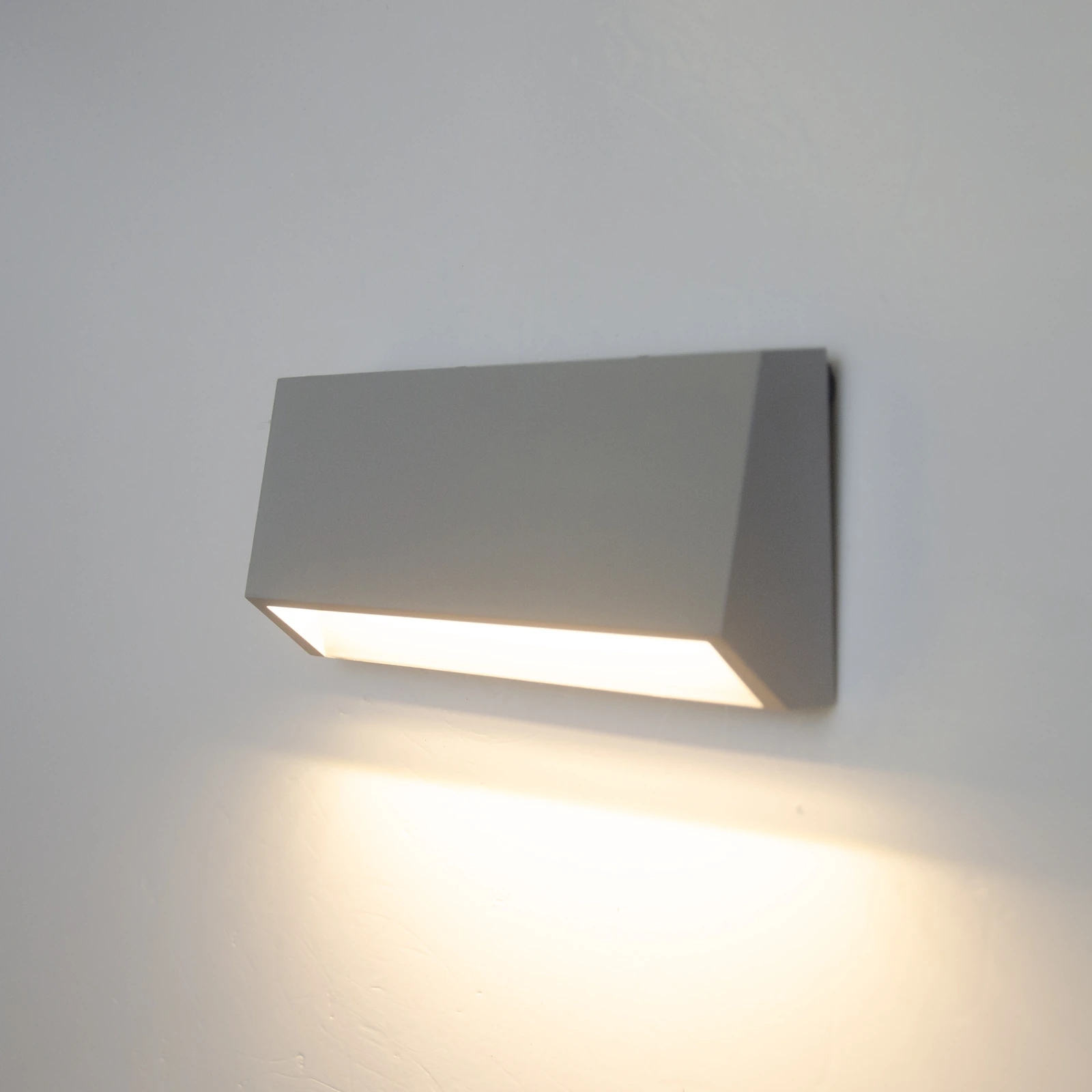 GD-PBL18 · cuerpo gris claro · vista encendida