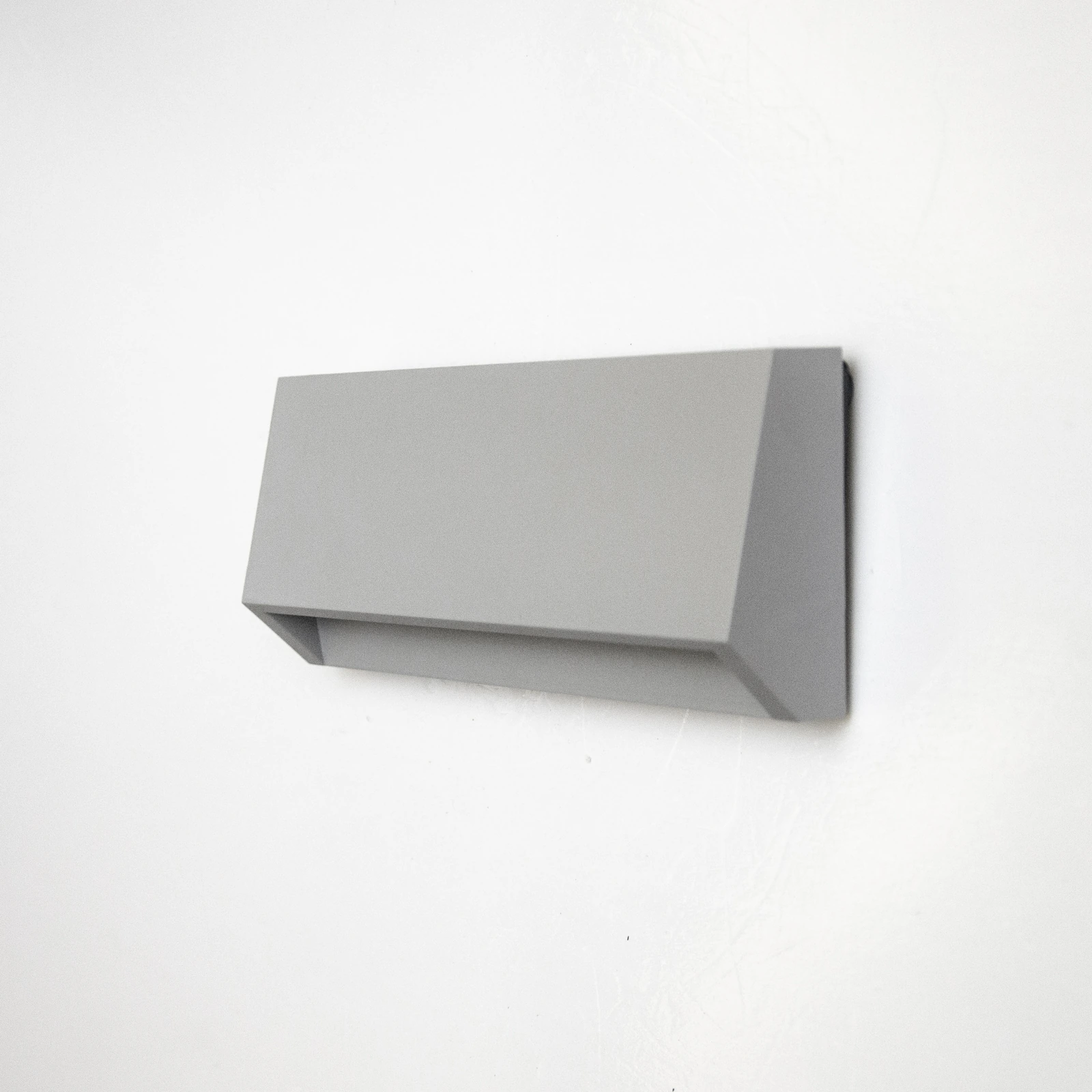 GD-PBL18 Luz de escalón rectangular con visera · Gris claro