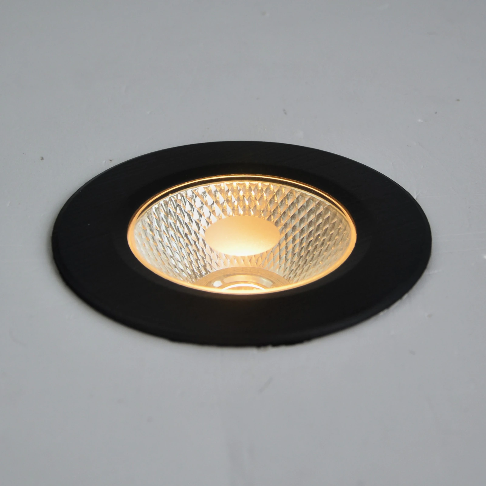 GD-PGL03 · cuerpo negro · vista con luz encendida