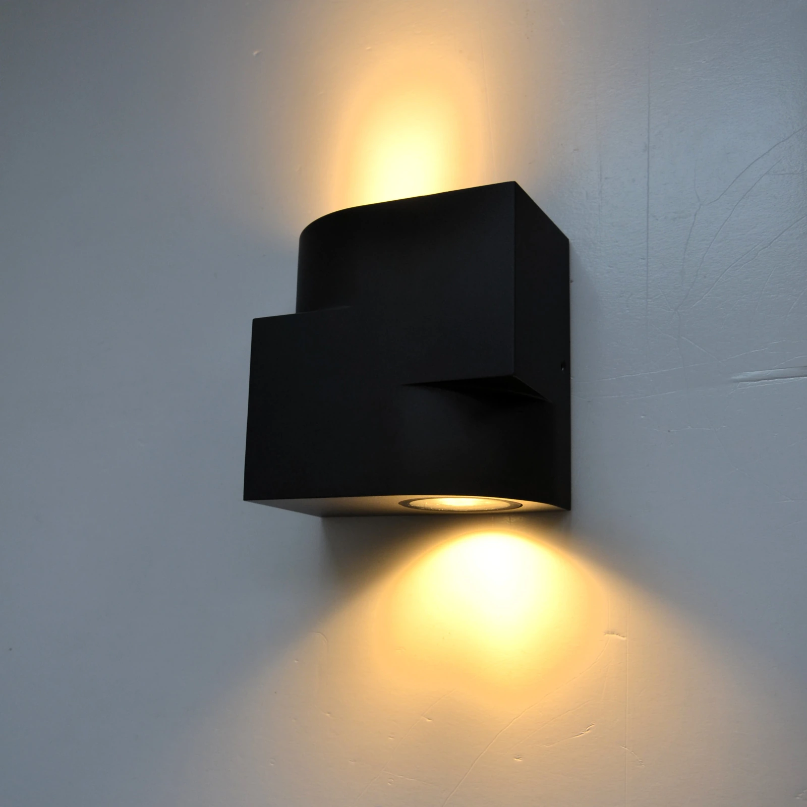 GD-PUD017-GU10 · black housing · light-on view
