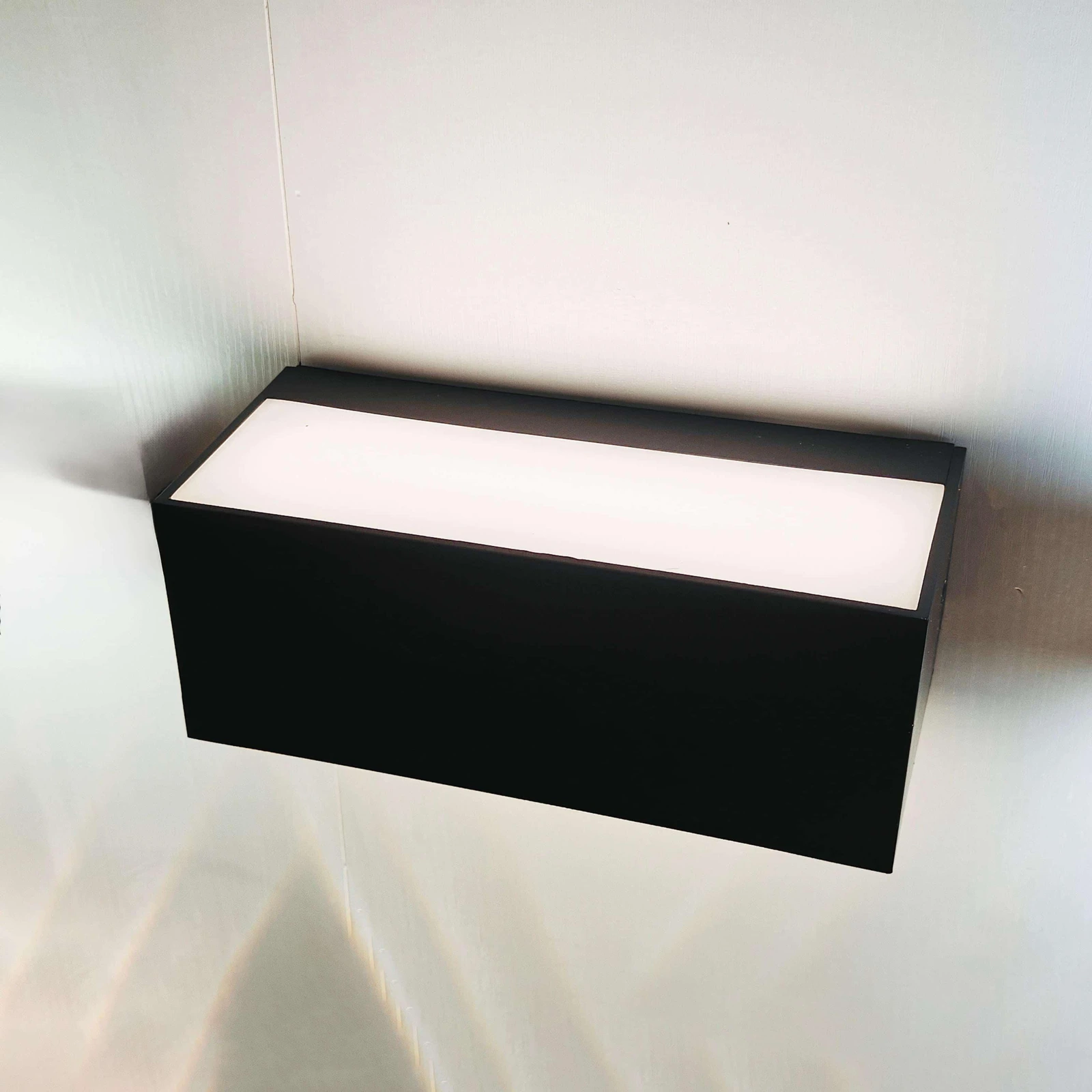 GD-PUD018-E27 · black housing · light-on view