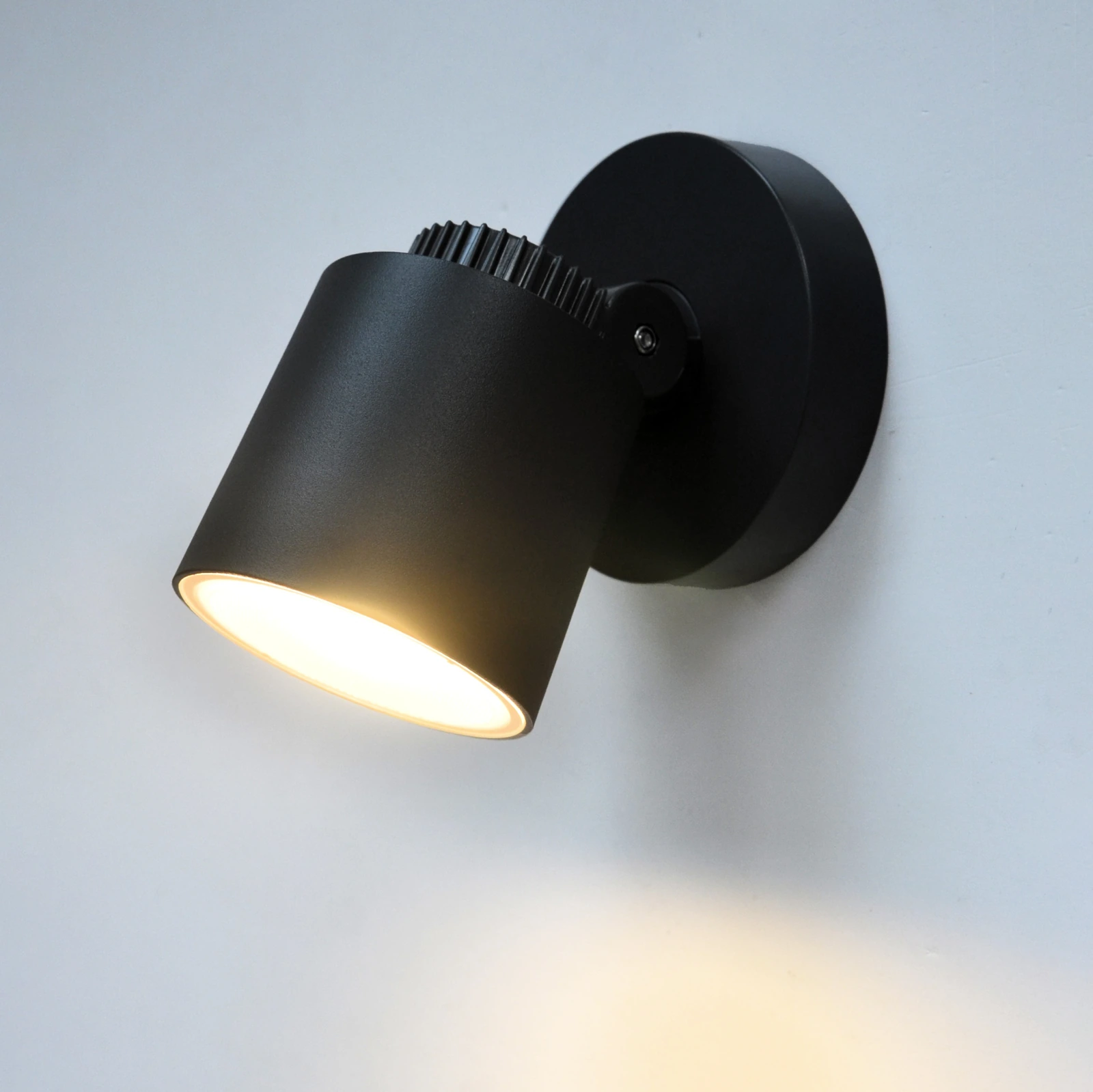 GD-PW045-GU10 · cuerpo negro · vista con luz encendida