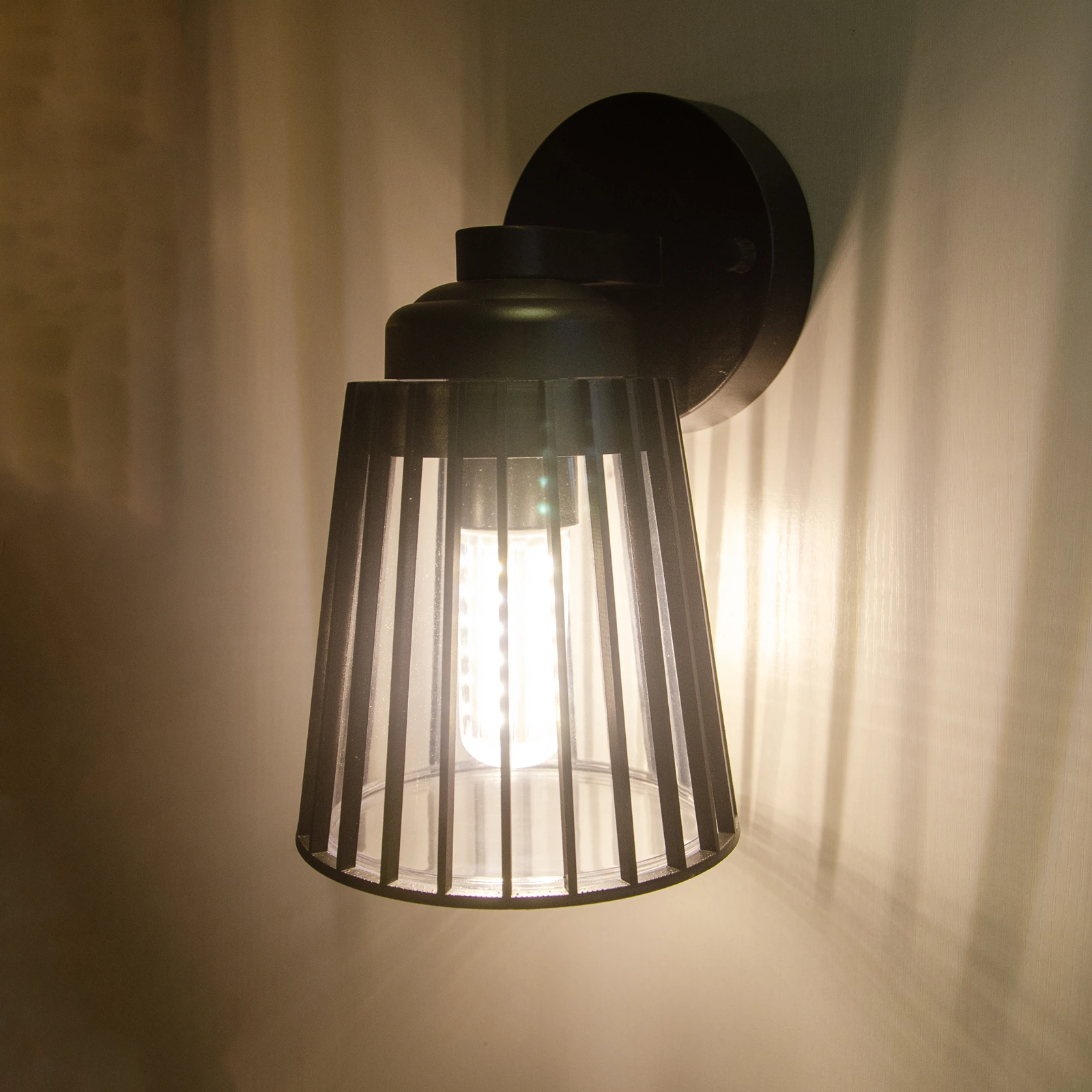 GD-PW047-E27 · black housing · light-on view