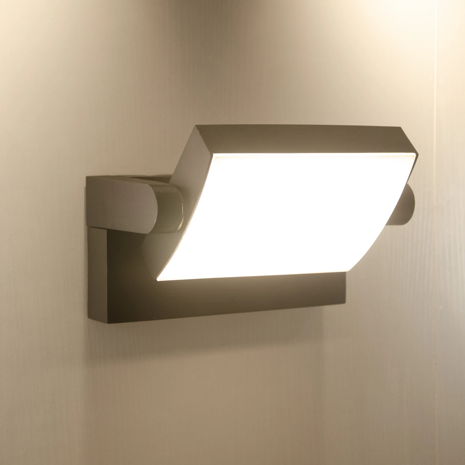GD-PW048 · black housing · light-on view