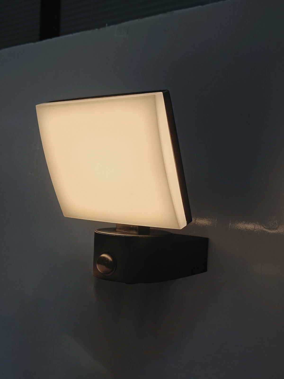 GD-PW049 · black housing · light-on view